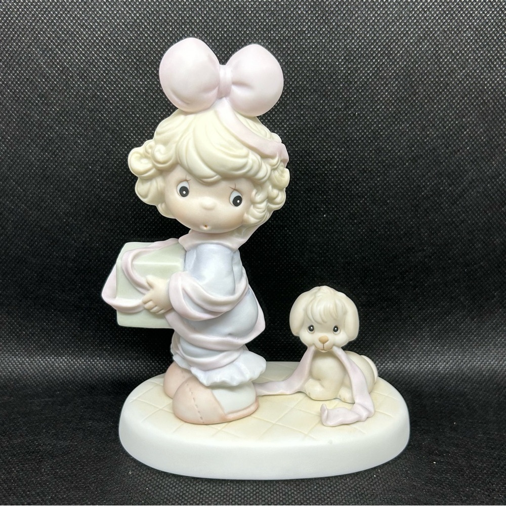 Precious Moments “Tied Up For The Holidays” figurine